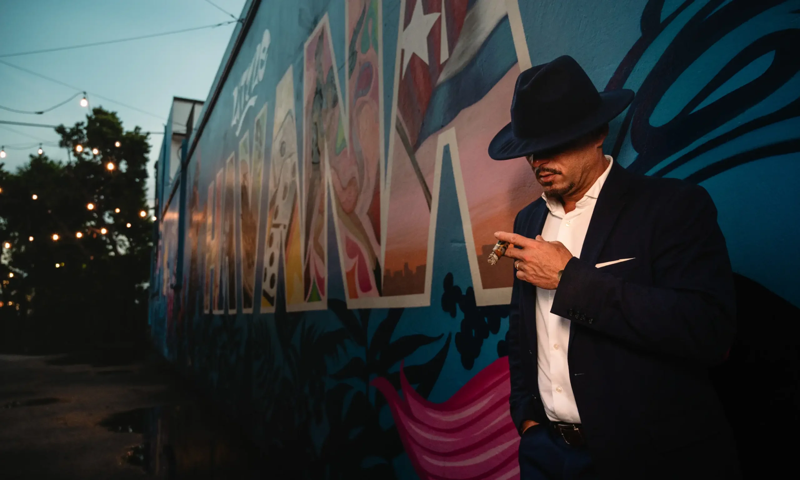 Clandestinos Cigars™ Custom Rolls | Cigar Wholesale Boutique | Premium Luxury Blend | A tribute to the most traditional way of manufacturing cigars | Little Havana - Miami, FL.